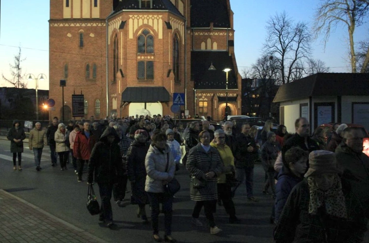 Droga Krzyżowa ulicami Kędzierzyna-Koźla w 20. rocznicę śmierci św. Jana Pawła II