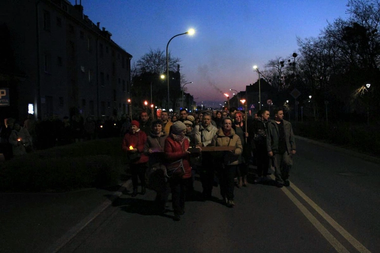 Droga Krzyżowa ulicami Kędzierzyna-Koźla w 20. rocznicę śmierci św. Jana Pawła II