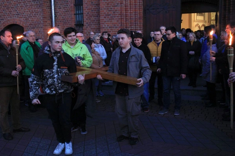 Droga Krzyżowa ulicami Kędzierzyna-Koźla w 20. rocznicę śmierci św. Jana Pawła II