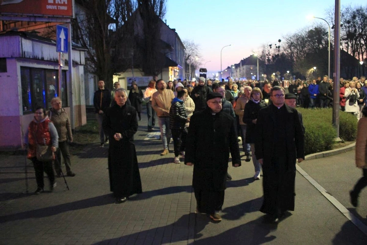 Droga Krzyżowa ulicami Kędzierzyna-Koźla w 20. rocznicę śmierci św. Jana Pawła II
