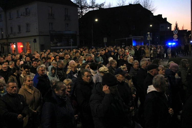 Droga Krzyżowa ulicami Kędzierzyna-Koźla w 20. rocznicę śmierci św. Jana Pawła II