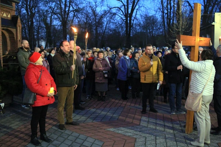 Droga Krzyżowa ulicami Kędzierzyna-Koźla w 20. rocznicę śmierci św. Jana Pawła II