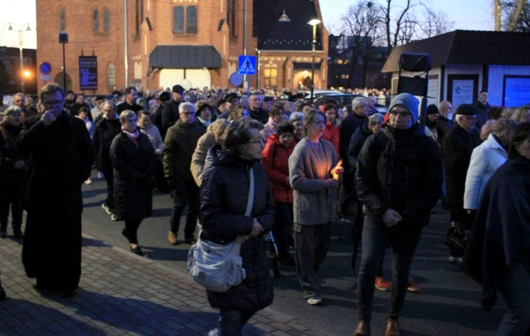 Droga Krzyżowa ulicami Kędzierzyna-Koźla w 20. rocznicę śmierci św. Jana Pawła II
