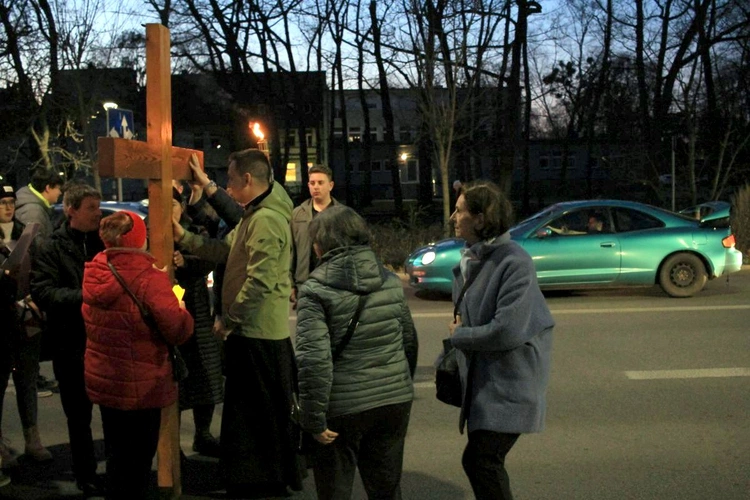 Droga Krzyżowa ulicami Kędzierzyna-Koźla w 20. rocznicę śmierci św. Jana Pawła II
