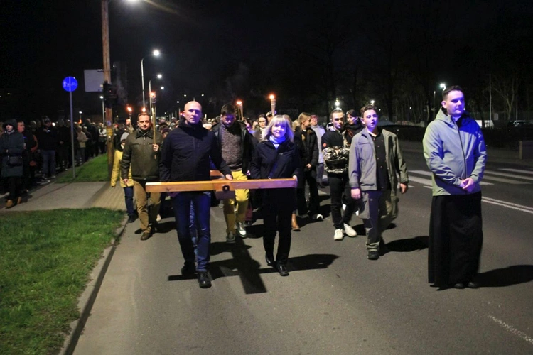 Droga Krzyżowa ulicami Kędzierzyna-Koźla w 20. rocznicę śmierci św. Jana Pawła II