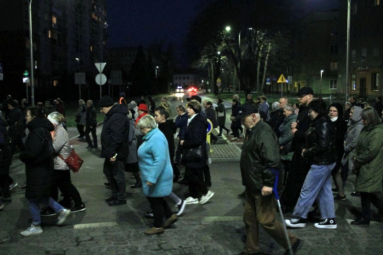 Droga Krzyżowa ulicami Kędzierzyna-Koźla w 20. rocznicę śmierci św. Jana Pawła II