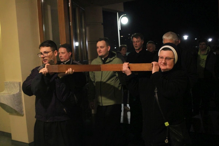 Droga Krzyżowa ulicami Kędzierzyna-Koźla w 20. rocznicę śmierci św. Jana Pawła II