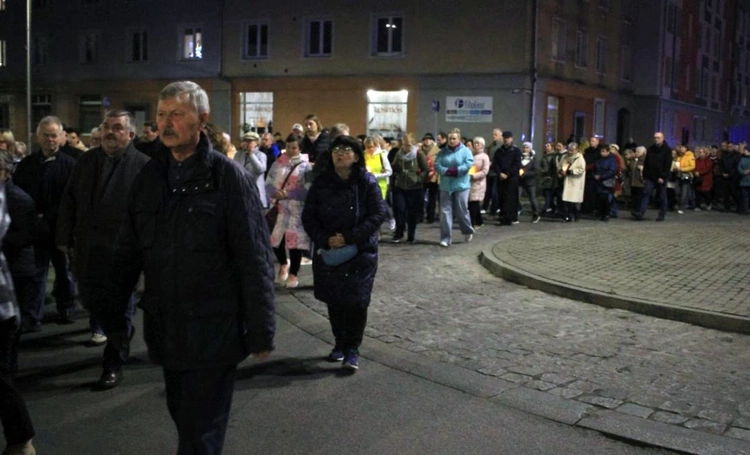 Droga Krzyżowa ulicami Kędzierzyna-Koźla w 20. rocznicę śmierci św. Jana Pawła II