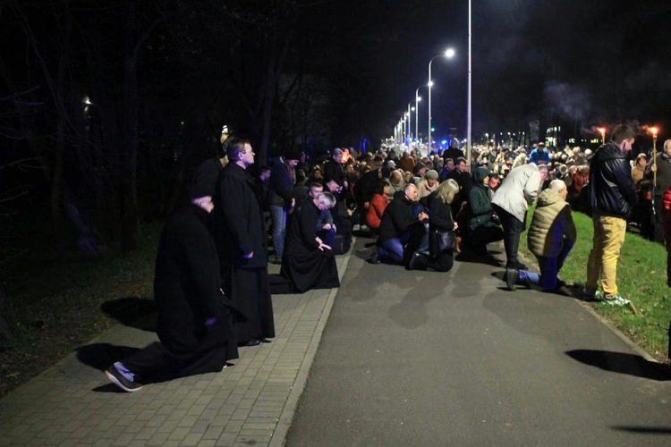 Droga Krzyżowa ulicami Kędzierzyna-Koźla w 20. rocznicę śmierci św. Jana Pawła II