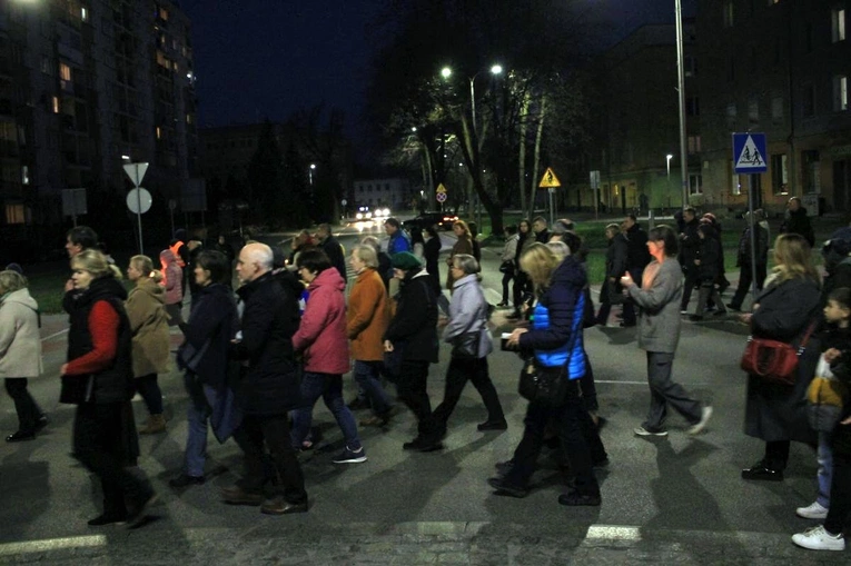 Droga Krzyżowa ulicami Kędzierzyna-Koźla w 20. rocznicę śmierci św. Jana Pawła II