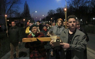 Droga Krzyżowa ulicami Kędzierzyna-Koźla w 20. rocznicę śmierci św. Jana Pawła II