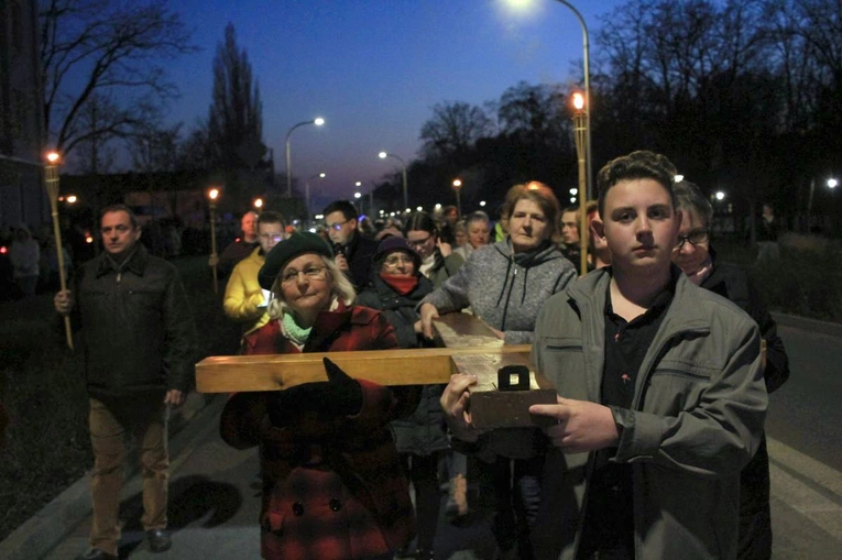 Droga Krzyżowa ulicami Kędzierzyna-Koźla w 20. rocznicę śmierci św. Jana Pawła II