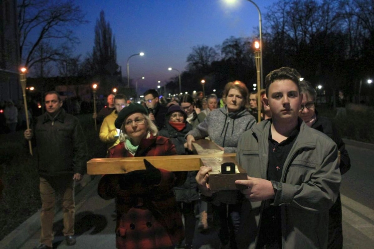 Droga Krzyżowa ulicami Kędzierzyna-Koźla w 20. rocznicę śmierci św. Jana Pawła II