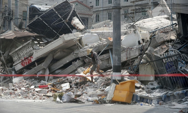Kamilianie z Tajlandii niosą pomoc poszkodowanym w trzęsieniu ziemi w Mjanmie