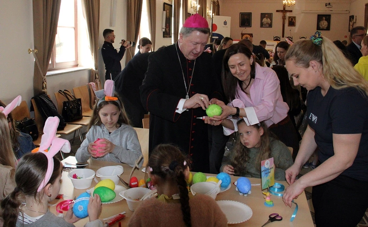 Charytatywne warsztaty robienia wielkanocnych pisanek i ozdób