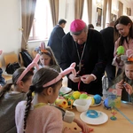 Charytatywne warsztaty robienia wielkanocnych pisanek i ozdób