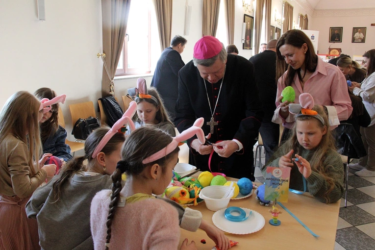 Charytatywne warsztaty robienia wielkanocnych pisanek i ozdób