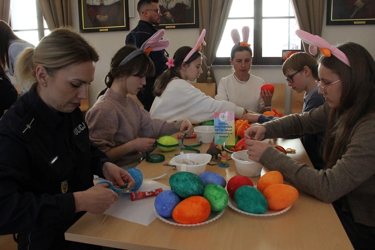 Charytatywne warsztaty robienia wielkanocnych pisanek i ozdób