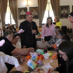 Charytatywne warsztaty robienia wielkanocnych pisanek i ozdób