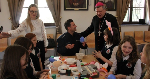 Charytatywne warsztaty robienia wielkanocnych pisanek i ozdób