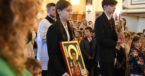 Wprowadzenie relikwii bł. Carlo Acutisa do szkoły na Woli