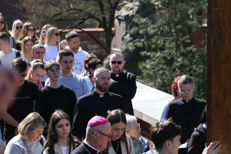 Jasna Góra. Pielgrzymka maturzystów - Droga Krzyżowa 