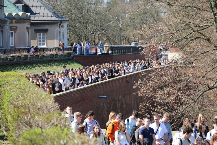 Jasna Góra. Pielgrzymka maturzystów - Droga Krzyżowa 