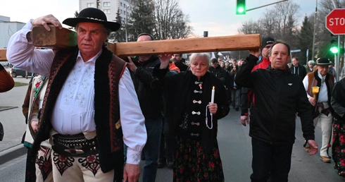 Nowy Targ. Z wielkim krzyżem przez miasto 