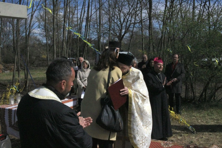 Poświęcenie krzyża na placu budowy cerkwi greckokatolickiej w Opolu