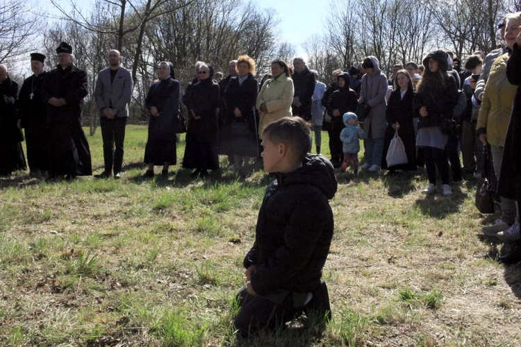 Poświęcenie krzyża na placu budowy cerkwi greckokatolickiej w Opolu