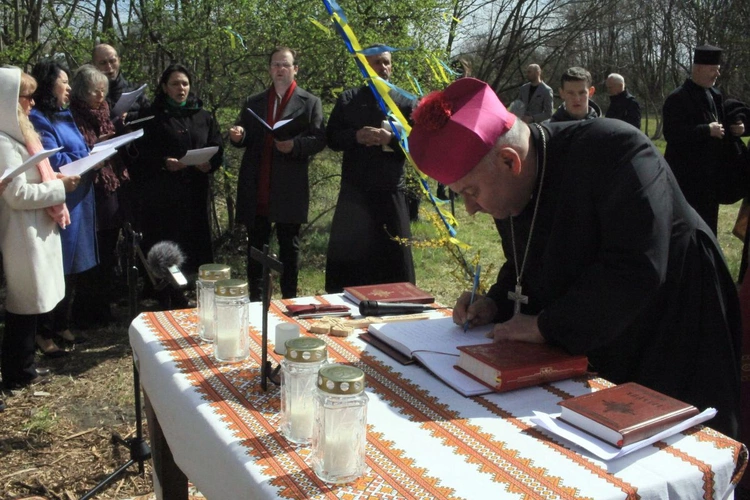 Poświęcenie krzyża na placu budowy cerkwi greckokatolickiej w Opolu