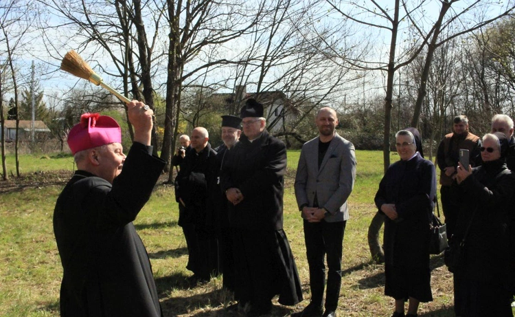 Poświęcenie krzyża na placu budowy cerkwi greckokatolickiej w Opolu