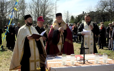 Poświęcenie krzyża na placu budowy cerkwi greckokatolickiej w Opolu