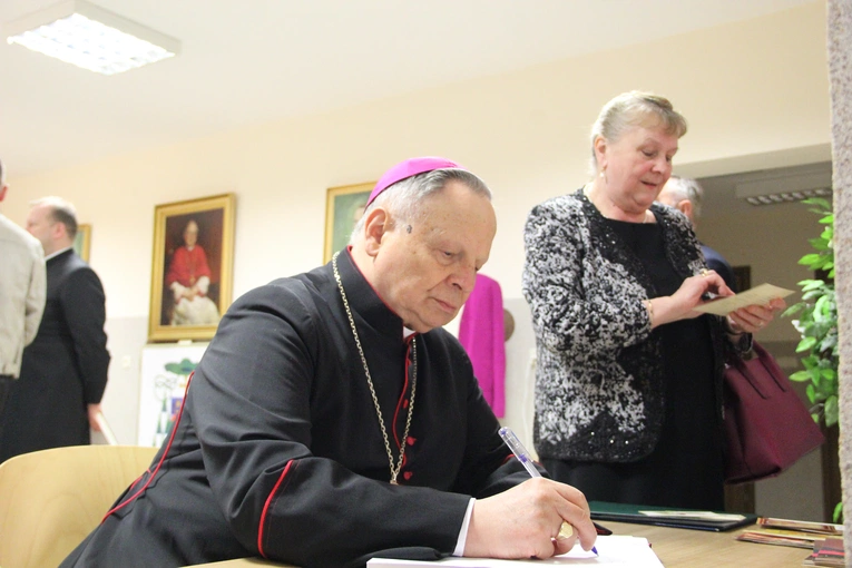 Powiśle Dąbrowskie pamięta o śp. abp. Zygmuncie Zimowskim