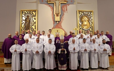 Nowi szafarze z bp. Markiem Solarczykiem i duszpasterzami.