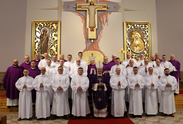 Nowi szafarze z bp. Markiem Solarczykiem i duszpasterzami.