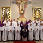 Nowi szafarze z bp. Markiem Solarczykiem i duszpasterzami.