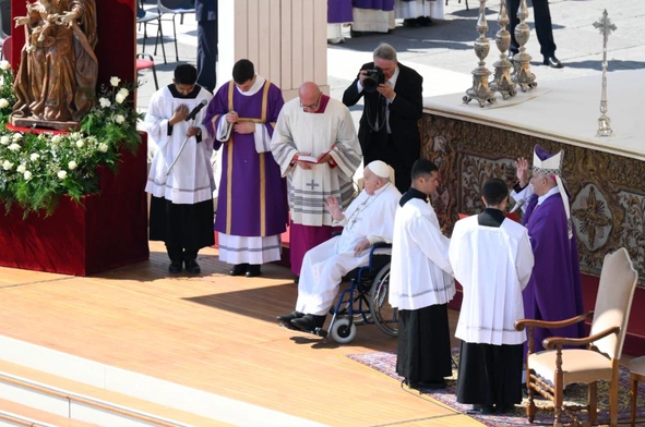 Papież zapewnia o modlitwie za chorych, dotkniętych kataklizmami, apeluje o pokój