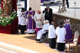 Papież zapewnia o modlitwie za chorych, dotkniętych kataklizmami, apeluje o pokój