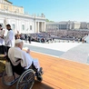 Papież Franciszek pozdrowił pielgrzymów na Placu św. Piotra
