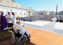 Papież Franciszek pozdrowił pielgrzymów na Placu św. Piotra