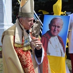Relikwie św. Jana Pawła II dla parafii w Gowarczowie