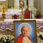 Relikwie św. Jana Pawła II dla parafii w Gowarczowie