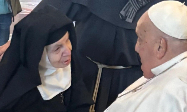 Franciszek i s. Francesca - nieoczekiwane spotkanie papieża z 94-letnią zakonnicą