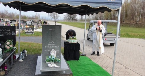 Pochówek dzieci zmarłych przed urodzeniem