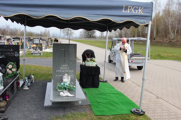 Pochówek dzieci zmarłych przed urodzeniem