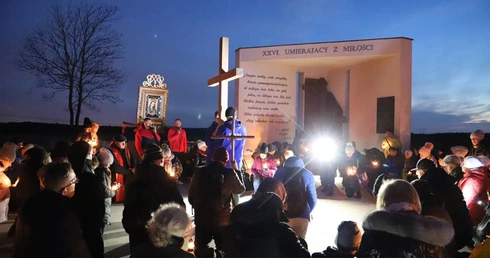 Chcesz się dobrze przygotować do Triduum Paschalnego? Pójdź za krzyżem do Rokitna