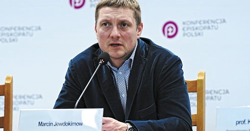 Dr hab. Marcin Jewdokimow – socjolog, kulturoznawca, profesor UKSW, dyrektor Instytutu Statystyki Kościoła Katolickiego.