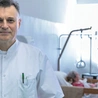 dr hab. Tomasz Dzierżanowski kierownik Kliniki Medycyny Paliatywnej WUM, wiceprezes Polskiego Towarzystwa Medycyny Paliatywnej i dyrektor medyczny Caritas Diecezji Warszawsko-Praskiej, przewodniczący rady hospicyjnej Caritas Polska.