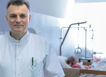 dr hab. Tomasz Dzierżanowski kierownik Kliniki Medycyny Paliatywnej WUM, wiceprezes Polskiego Towarzystwa Medycyny Paliatywnej i dyrektor medyczny Caritas Diecezji Warszawsko-Praskiej, przewodniczący rady hospicyjnej Caritas Polska.